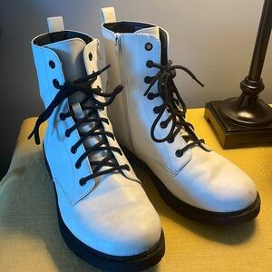 Time and Tru 10W White Boots